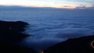 Dieses Bild zeigt eine Webcam-Aufnahme vom Achertal, aufgenommen am Montag, den 22.12.2025 um 17:30 Uhr. Die Temperatur betrug 6.7°C.