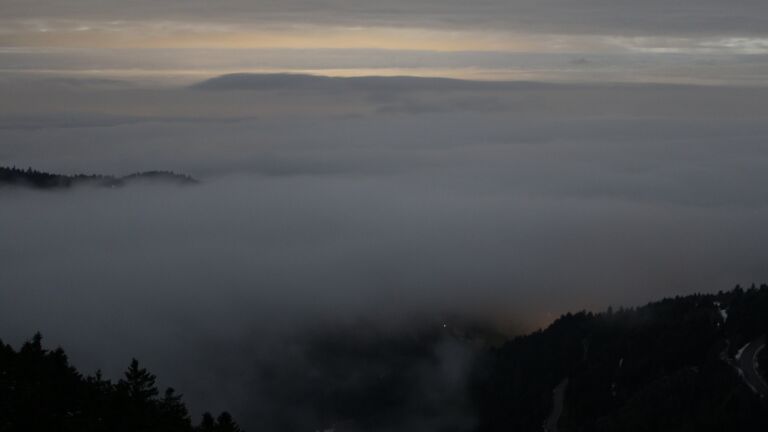 Dieses Bild zeigt eine Webcam-Aufnahme vom Achertal, aufgenommen am Sonntag, den 01.02.2026 um 04:30 Uhr. Die Temperatur betrug 2.1°C.