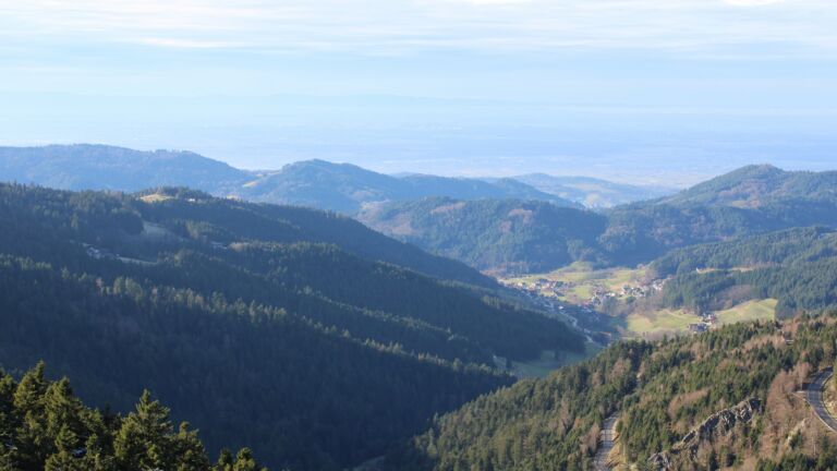 Dieses Bild zeigt eine Webcam-Aufnahme vom Achertal, aufgenommen am Dienstag, den 02.12.2025 um 13:40 Uhr. Die Temperatur betrug 8°C.