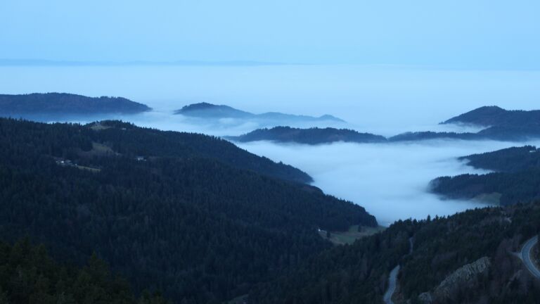 Dieses Bild zeigt eine Webcam-Aufnahme vom Achertal, aufgenommen am Dienstag, den 16.12.2025 um 07:50 Uhr. Die Temperatur betrug 8.5°C.