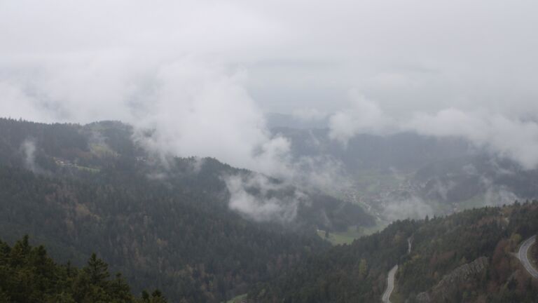 Dieses Bild zeigt eine Webcam-Aufnahme vom Achertal, aufgenommen am Sonntag, den 12.04.2026 um 13:40 Uhr. Die Temperatur betrug 2.4°C.