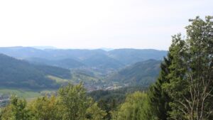 Dieses Bild zeigt eine Webcam-Aufnahme vom Achertal, aufgenommen am Montag, den 28.09.2026 um 13:30 Uhr. Die Temperatur betrug 27.6°C.