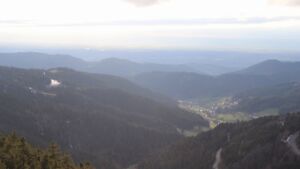 Dieses Bild zeigt eine Webcam-Aufnahme vom Achertal, aufgenommen am Samstag, den 04.04.2026 um 19:00 Uhr. Die Temperatur betrug 7.9°C.