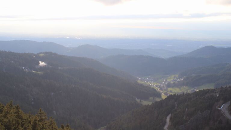 Dieses Bild zeigt eine Webcam-Aufnahme vom Achertal, aufgenommen am Samstag, den 04.04.2026 um 19:00 Uhr. Die Temperatur betrug 7.9°C.