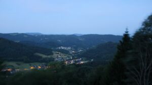 Dieses Bild zeigt eine Webcam-Aufnahme vom Achertal, aufgenommen am Montag, den 08.06.2026 um 04:40 Uhr. Die Temperatur betrug 15.6°C.