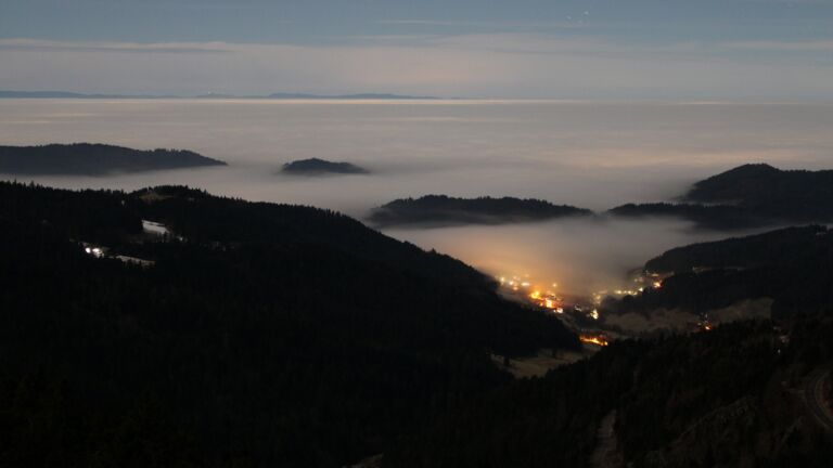 Dieses Bild zeigt eine Webcam-Aufnahme vom Achertal, aufgenommen am Donnerstag, den 05.02.2026 um 03:30 Uhr. Die Temperatur betrug 4°C.