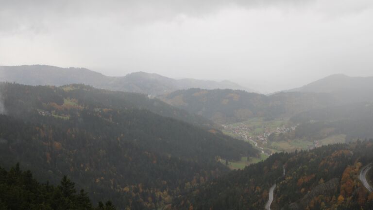 Dieses Bild zeigt eine Webcam-Aufnahme vom Achertal, aufgenommen am Donnerstag, den 23.10.2025 um 13:20 Uhr. Die Temperatur betrug 5.8°C.