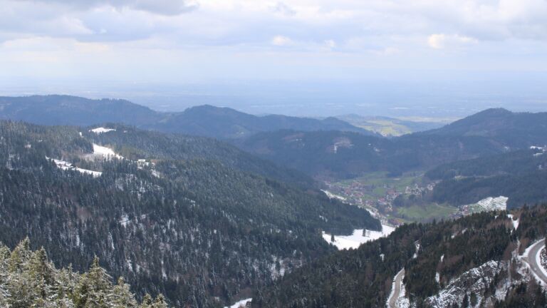 Dieses Bild zeigt eine Webcam-Aufnahme vom Achertal, aufgenommen am Sonntag, den 29.03.2026 um 15:10 Uhr. Die Temperatur betrug 2.6°C.