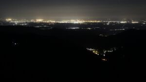 Dieses Bild zeigt eine Webcam-Aufnahme vom Achertal, aufgenommen am Montag, den 20.04.2026 um 01:00 Uhr. Die Temperatur betrug 4.5°C.