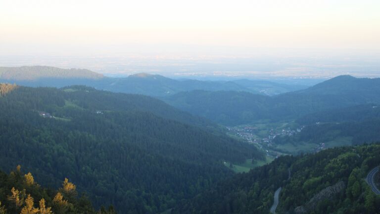 Dieses Bild zeigt eine Webcam-Aufnahme vom Achertal, aufgenommen am Sonntag, den 11.05.2025 um 06:20 Uhr. Die Temperatur betrug 8.9°C.