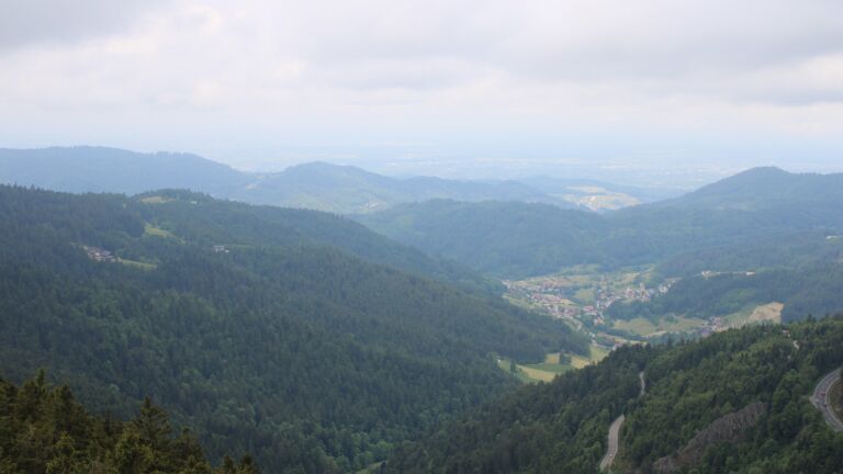 Dieses Bild zeigt eine Webcam-Aufnahme vom Achertal, aufgenommen am Mittwoch, den 21.05.2025 um 11:50 Uhr. Die Temperatur betrug 12.3°C.
