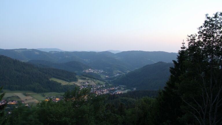Dieses Bild zeigt eine Webcam-Aufnahme vom Achertal, aufgenommen am Mittwoch, den 27.05.2026 um 21:50 Uhr. Die Temperatur betrug 21.1°C.