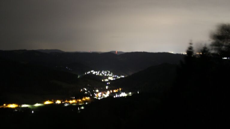 Dieses Bild zeigt eine Webcam-Aufnahme vom Achertal, aufgenommen am Dienstag, den 25.08.2026 um 04:30 Uhr. Die Temperatur betrug 16.9°C.