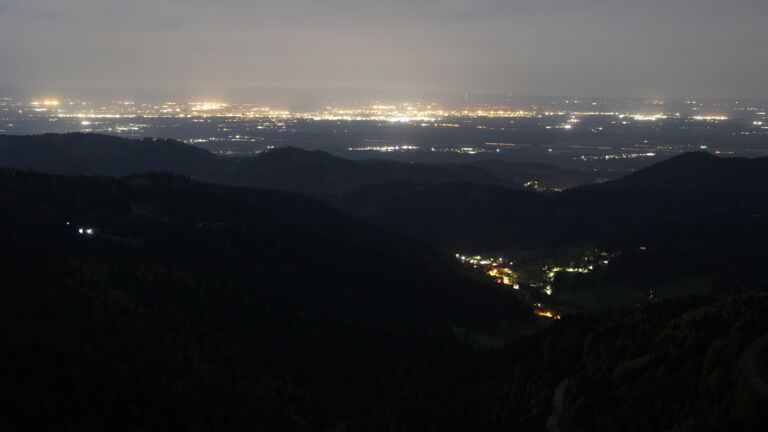 Dieses Bild zeigt eine Webcam-Aufnahme vom Achertal, aufgenommen am Dienstag, den 28.04.2026 um 02:00 Uhr. Die Temperatur betrug 9.5°C.