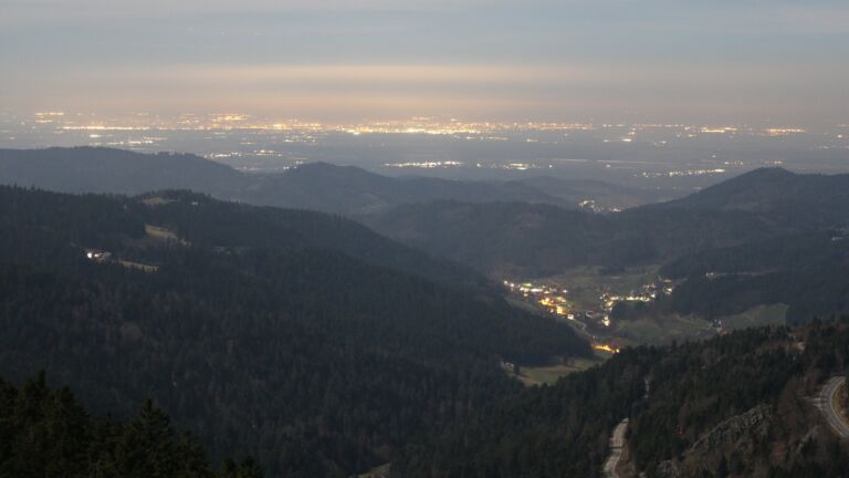 Dieses Bild zeigt eine Webcam-Aufnahme vom Achertal, aufgenommen am Mittwoch, den 04.03.2026 um 01:00 Uhr. Die Temperatur betrug 5.4°C.