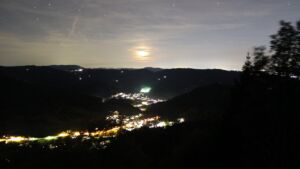 Dieses Bild zeigt eine Webcam-Aufnahme vom Achertal, aufgenommen am Donnerstag, den 15.10.2026 um 20:10 Uhr. Die Temperatur betrug 15.8°C.