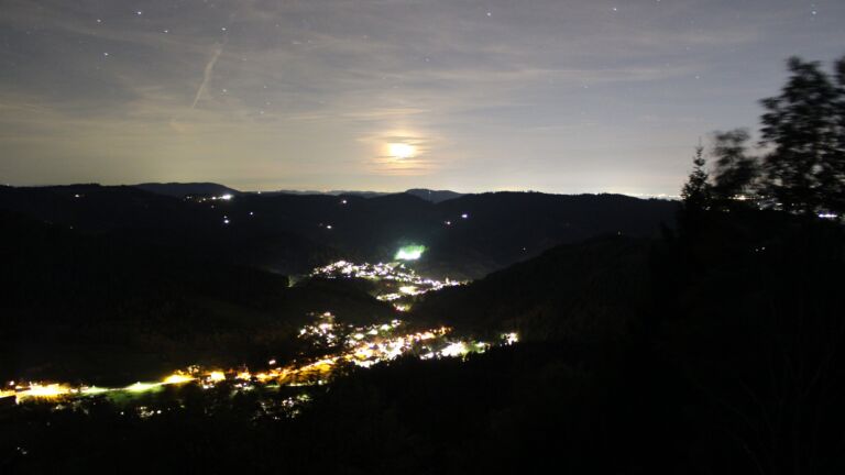 Dieses Bild zeigt eine Webcam-Aufnahme vom Achertal, aufgenommen am Donnerstag, den 15.10.2026 um 20:10 Uhr. Die Temperatur betrug 15.8°C.