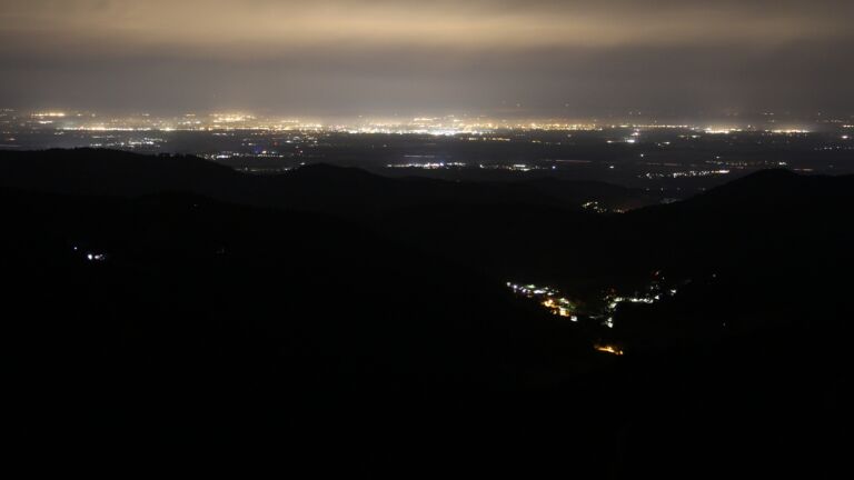 Dieses Bild zeigt eine Webcam-Aufnahme vom Achertal, aufgenommen am Montag, den 20.10.2025 um 02:00 Uhr. Die Temperatur betrug 10.8°C.
