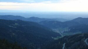 Dieses Bild zeigt eine Webcam-Aufnahme vom Achertal, aufgenommen am Dienstag, den 22.04.2025 um 20:50 Uhr. Die Temperatur betrug 9.4°C.