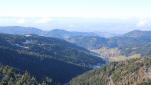 Dieses Bild zeigt eine Webcam-Aufnahme vom Achertal, aufgenommen am Dienstag, den 18.11.2025 um 12:30 Uhr. Die Temperatur betrug 2.4°C.