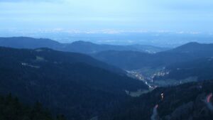 Dieses Bild zeigt eine Webcam-Aufnahme vom Achertal, aufgenommen am Freitag, den 19.12.2025 um 17:00 Uhr. Die Temperatur betrug 6.9°C.