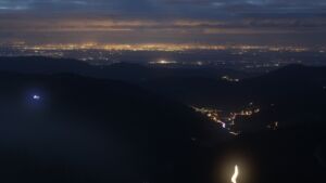 Dieses Bild zeigt eine Webcam-Aufnahme vom Achertal, aufgenommen am Freitag, den 05.12.2025 um 17:30 Uhr. Die Temperatur betrug 1.6°C.