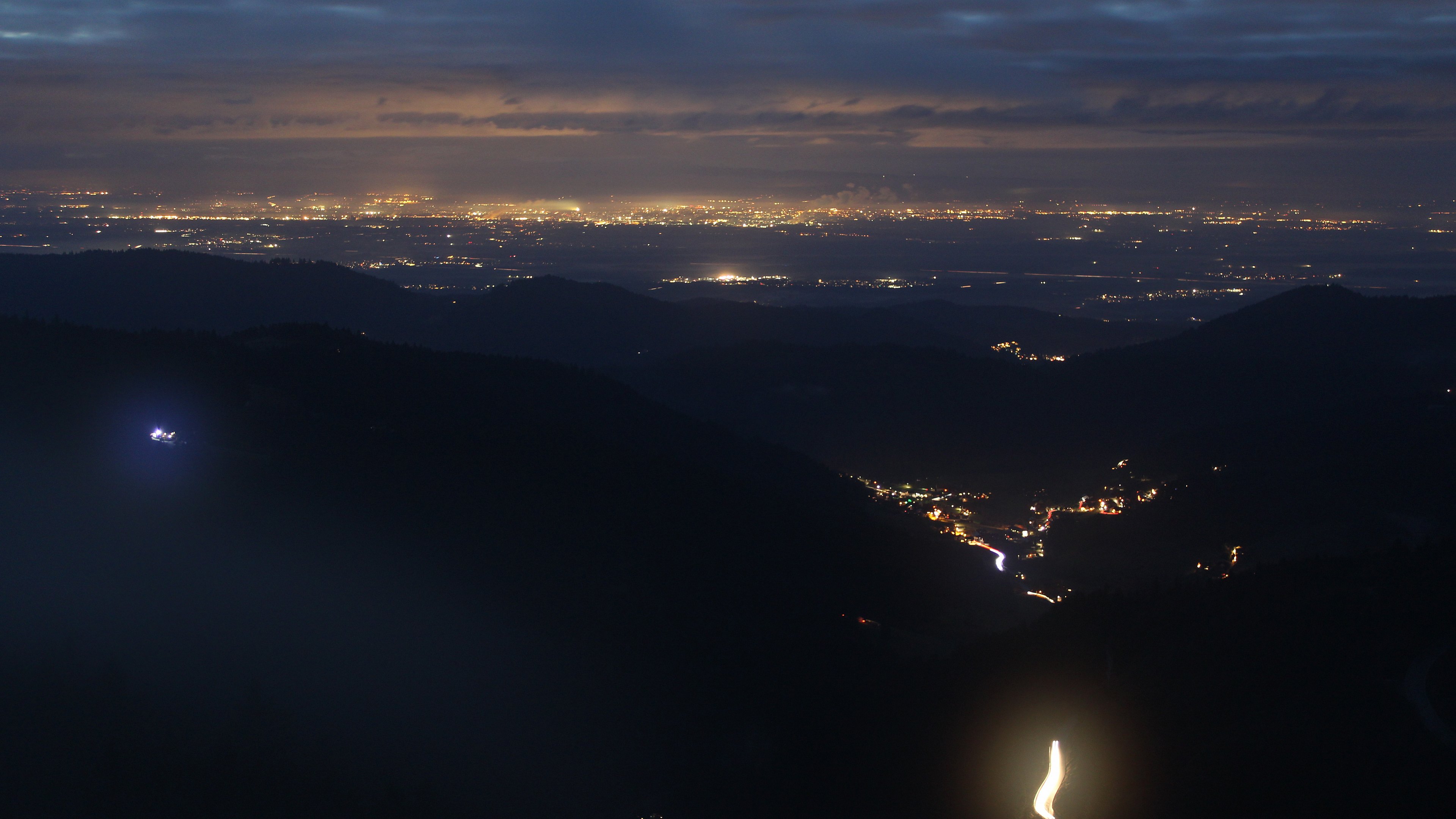 Dieses Bild zeigt eine Webcam-Aufnahme vom Achertal, aufgenommen am Freitag, den 05.12.2025 um 17:30 Uhr. Die Temperatur betrug 1.6°C.