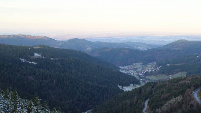 Dieses Bild zeigt eine Webcam-Aufnahme vom Achertal, aufgenommen am Dienstag, den 02.12.2025 um 08:20 Uhr. Die Temperatur betrug 2.2°C.