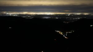 Dieses Bild zeigt eine Webcam-Aufnahme vom Achertal, aufgenommen am Sonntag, den 30.11.2025 um 03:30 Uhr. Die Temperatur betrug 5.8°C.