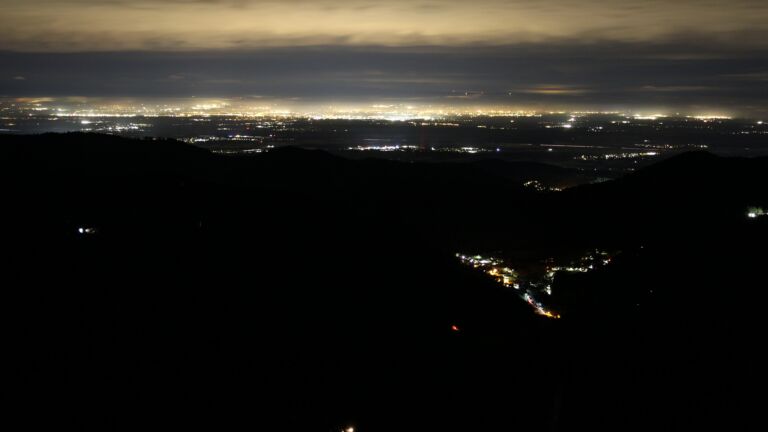 Dieses Bild zeigt eine Webcam-Aufnahme vom Achertal, aufgenommen am Sonntag, den 30.11.2025 um 03:30 Uhr. Die Temperatur betrug 5.8°C.