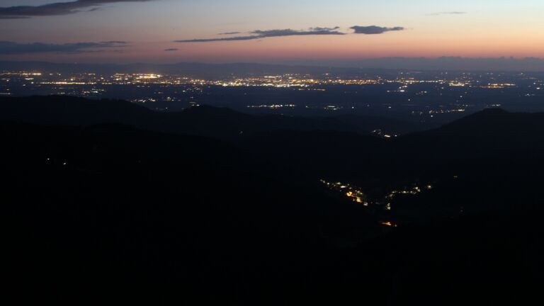 Dieses Bild zeigt eine Webcam-Aufnahme vom Achertal, aufgenommen am Montag, den 23.06.2025 um 22:50 Uhr. Die Temperatur betrug 14.2°C.