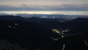 Dieses Bild zeigt eine Webcam-Aufnahme vom Achertal, aufgenommen am Dienstag, den 02.12.2025 um 02:30 Uhr. Die Temperatur betrug 1.9°C.