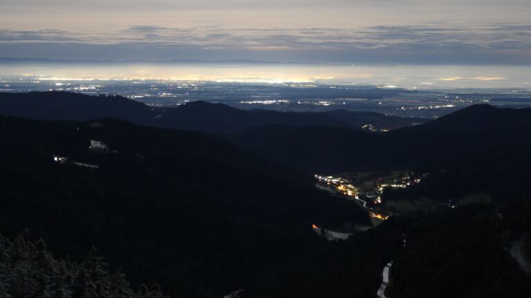 Dieses Bild zeigt eine Webcam-Aufnahme vom Achertal, aufgenommen am Dienstag, den 02.12.2025 um 02:30 Uhr. Die Temperatur betrug 1.9°C.