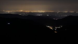 Dieses Bild zeigt eine Webcam-Aufnahme vom Achertal, aufgenommen am Montag, den 23.03.2026 um 04:30 Uhr. Die Temperatur betrug 5.7°C.