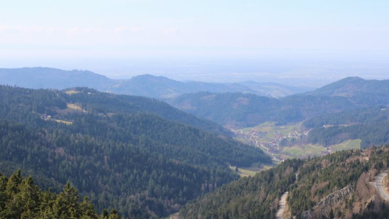 Dieses Bild zeigt eine Webcam-Aufnahme vom Achertal, aufgenommen am Dienstag, den 03.03.2026 um 13:30 Uhr. Die Temperatur betrug 10.4°C.