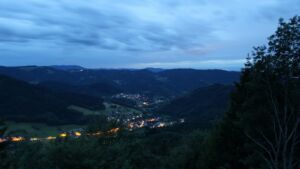 Dieses Bild zeigt eine Webcam-Aufnahme vom Achertal, aufgenommen am Donnerstag, den 11.06.2026 um 22:10 Uhr. Die Temperatur betrug 10.9°C.