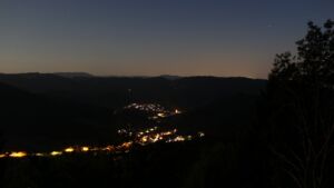 Dieses Bild zeigt eine Webcam-Aufnahme vom Achertal, aufgenommen am Montag, den 27.07.2026 um 22:40 Uhr. Die Temperatur betrug 16.9°C.