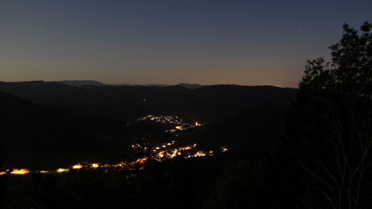 Dieses Bild zeigt eine Webcam-Aufnahme vom Achertal, aufgenommen am Montag, den 27.07.2026 um 22:40 Uhr. Die Temperatur betrug 16.9°C.