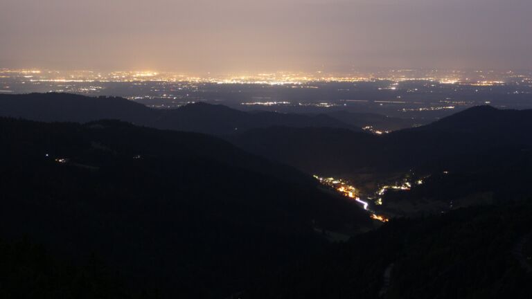 Dieses Bild zeigt eine Webcam-Aufnahme vom Achertal, aufgenommen am Dienstag, den 03.06.2025 um 22:50 Uhr. Die Temperatur betrug 12.9°C.