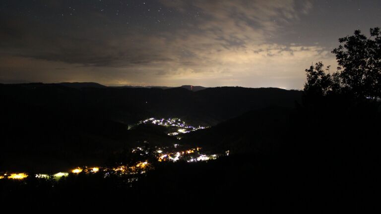 Dieses Bild zeigt eine Webcam-Aufnahme vom Achertal, aufgenommen am Freitag, den 21.08.2026 um 01:00 Uhr. Die Temperatur betrug 16.5°C.