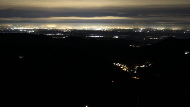 Dieses Bild zeigt eine Webcam-Aufnahme vom Achertal, aufgenommen am Sonntag, den 30.11.2025 um 05:00 Uhr. Die Temperatur betrug 6.1°C.