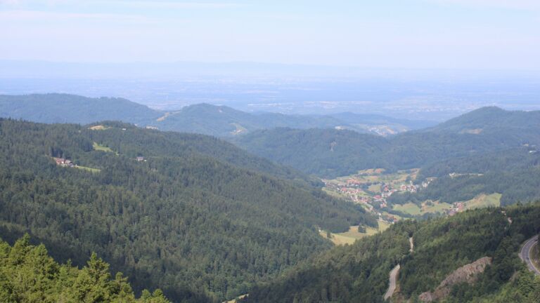 Dieses Bild zeigt eine Webcam-Aufnahme vom Achertal, aufgenommen am Freitag, den 18.07.2025 um 10:40 Uhr. Die Temperatur betrug 18.9°C.