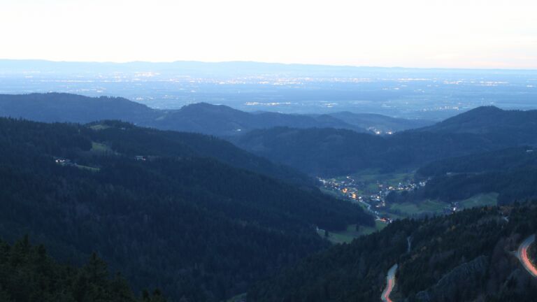 Dieses Bild zeigt eine Webcam-Aufnahme vom Achertal, aufgenommen am Donnerstag, den 13.11.2025 um 17:20 Uhr. Die Temperatur betrug 15.3°C.