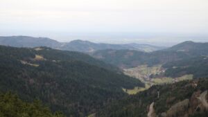 Dieses Bild zeigt eine Webcam-Aufnahme vom Achertal, aufgenommen am Freitag, den 19.12.2025 um 12:20 Uhr. Die Temperatur betrug 7.6°C.