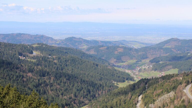 Dieses Bild zeigt eine Webcam-Aufnahme vom Achertal, aufgenommen am Sonntag, den 05.04.2026 um 11:20 Uhr. Die Temperatur betrug 11.9°C.