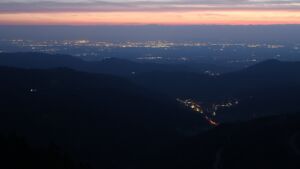 Dieses Bild zeigt eine Webcam-Aufnahme vom Achertal, aufgenommen am Mittwoch, den 15.04.2026 um 21:10 Uhr. Die Temperatur betrug 7.4°C.