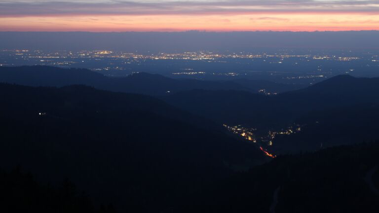 Dieses Bild zeigt eine Webcam-Aufnahme vom Achertal, aufgenommen am Mittwoch, den 15.04.2026 um 21:10 Uhr. Die Temperatur betrug 7.4°C.