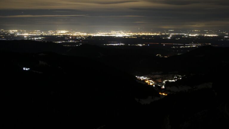 Dieses Bild zeigt eine Webcam-Aufnahme vom Achertal, aufgenommen am Dienstag, den 13.01.2026 um 04:00 Uhr. Die Temperatur betrug 3.6°C.