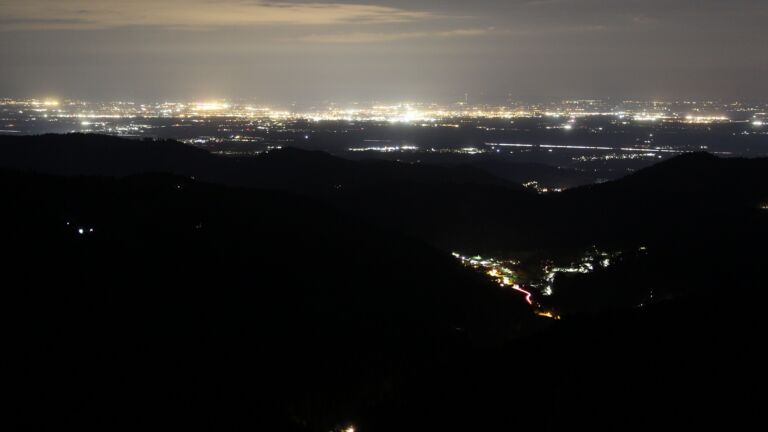 Dieses Bild zeigt eine Webcam-Aufnahme vom Achertal, aufgenommen am Freitag, den 17.04.2026 um 22:00 Uhr. Die Temperatur betrug 12.9°C.