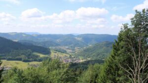 Dieses Bild zeigt eine Webcam-Aufnahme vom Achertal, aufgenommen am Donnerstag, den 23.07.2026 um 11:50 Uhr. Die Temperatur betrug 18.4°C.